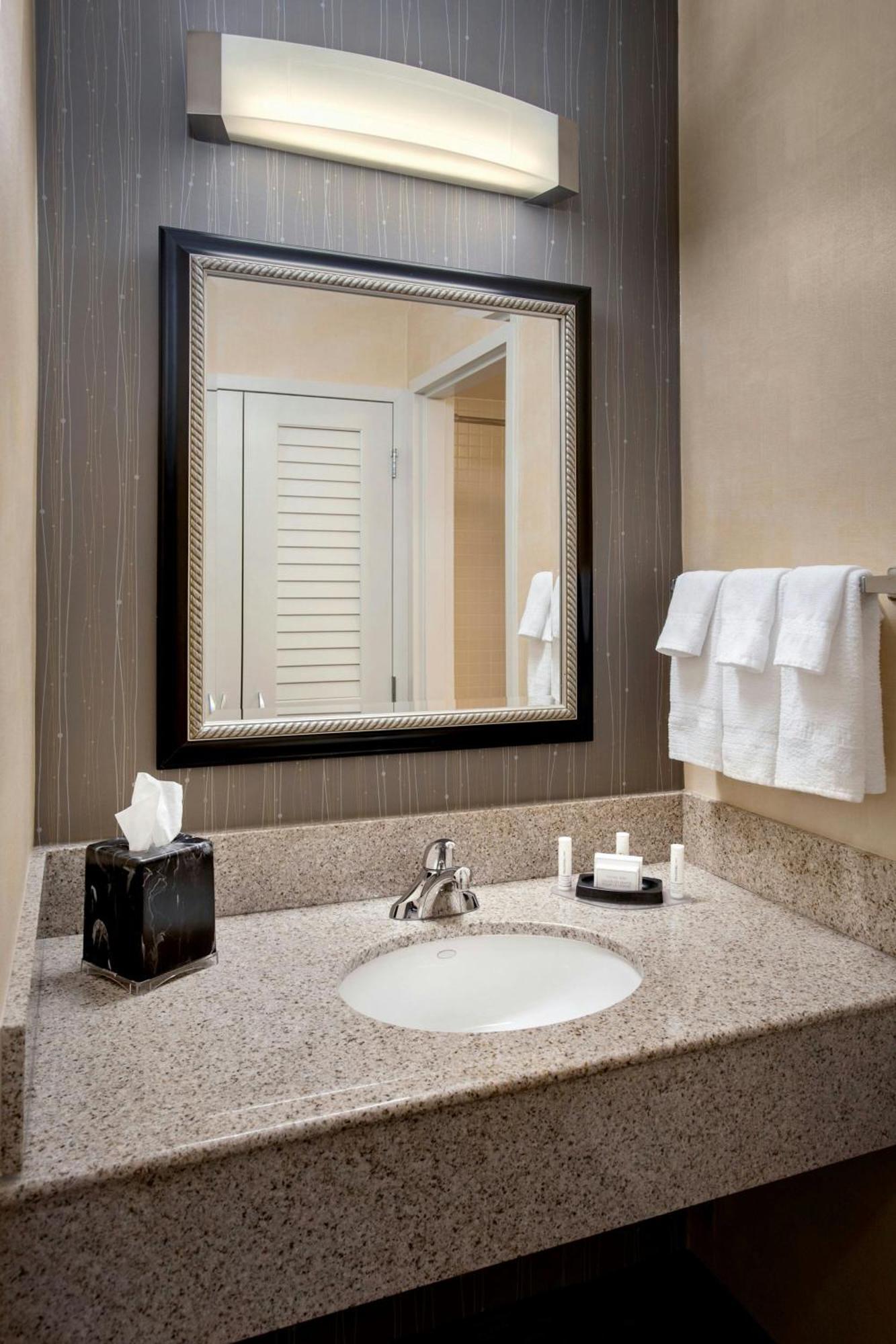 Hotel Courtyard By Marriott Hartford Windsor Airport Exterior foto